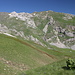 Im Aufstieg zum Korab - Blick über einen Taleinschnitt zum Kamm, der südwestwärts zur Crna Čuka (2.532 m, links) führt.