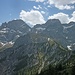 Östliche Karwendelspitze, Vogelkarspitze und Hintere Schlichtenkarspitze; vorgelagert Steinkarspitze und Wechselkopf.