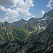 Blick über Torkopf und Torscharte zu Kuhkopf, Lackenkarkopf und Östlicher Karwendelspitze (die Grabenkarspitze ist verdeckt).