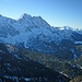 16.01.2011: Winterlicher Blick von der Rappenklammspitze zu Raffel-, Hochkarspitze und Wörner. Ganz hinten erblickt man die Zugspitze.