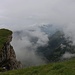 Beim P.2215m auf der südlichen Fortsetzung des Redertengrates rasteten wir ein drittes Mal vor dem obersten Gipfelaufstieg. Ohne Wolken hätten wir nun schon eine prächtige Aussicht über die Kantonsgrenze in die Glarner Alpen.