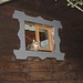Kätzchen am Giebelfenster der Höllentaleingangshütte