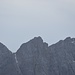 Die schöne Dreizinkenspitze - mit einer Entfernung von 4,27km der vom Gamsjoch aus nächsthöhere Gipfel. Der steile Grat nach Norden, der etwa bei der tiefen Scharte östl. der Dreizinkenspitze beginnt, verbindet die Gamsjochgruppe mit der Hinterautal-Vomper-Kette durch das Hohljoch (1794m); letzteres begrenzt die Schartenhöhe des Gamsjochs auf 658m.