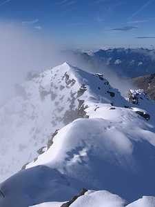 La cresta SSO dell'Adula con l'anticima quotata 3348 metri da cui passa la "Via dell'Amicizia".