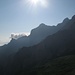 Fast schon ein Scherenschnitt: Höllentorkopf, Alpspitze und ein kurzer Teil des Jubiläumsgrates unter gleißender Morgensonne.