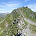 Das Foto vom Fuggstock-Gipfel habe ich heute schlicht vergessen. Hier bin ich schon im Abstieg über den Grat zur Fuggfurggel. Im Vordergrund die markante Stufe im im Grat. (T5)