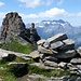 Im Vordergrund der Gipfelsteinhaufen des Gulderstocks, hinten der etwas höhere Gulderturm mit Guldertürmli.