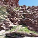 Kurze Kletterstelle hinauf zum Gipsgrat, Hier dominiert noch der rote Verrucano-Tonschiefer.