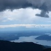 Dunkle und helle Wolken über dem Lago Maggiore