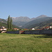 Bei Negotino - Ausblick während eines kurzen Zwischenstopps auf der Anfahrt zum Rudoka-Massiv (mittig) und zum benachbarten Bristavec / Borislavec (rechts). Bei dem kleinen Dorf hinten im Tal dürfte es sich um Lomnica handeln.
