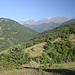 Unweit von Negotino - Ausblick auf die südöstlichen Flanken von Golema Vraca (links), Rudoka und Bristavec / Borislavec (ganz rechts) während eines Zwischenstopps auf der Piste ins Šar Planina.