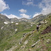 Im Aufstieg zum Crno Ezero - Während von der Rudoka immer mehr zu sehen ist (links), versteckt sich der Crno Ezero noch hinter einer Geländeschwelle.