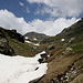 Im Aufstieg zwischen Crno Ezero und Rudoka - Begleitet von einem Bachlauf und immer mehr Altschnee.