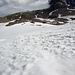 Blick von oben auf das steile Schneefeld