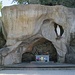 Die Grotte La Pernelle unterhalb der Kirche Ste-Pétronille.1929 konstruiert, imitiert die Grotte Massabielle in Lourdes.