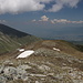 Rudoka - Ausblick am Gipfel. Vorbei am etwa nordöstlich gelegenen Bristavec / Borislavec geht der Blick auf die mazedonische Seite.