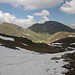 Im Abstieg zwischen Rudoka und Crno Ezero - An schattigen Stellen und in Senken halten sich immer noch größere Altschneefelder.