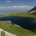 Am Crno Ezero - Ausblick über den Crno Ezero. Im Hintergrund ist das etwa 1.700 m tiefer gelegene Vardar-Tal zu erahnen.