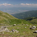 Im Abstieg vom Crno Ezero - Ausblick unweit des Hirtenlagers ins Vardar-Tal bei Negotino.
