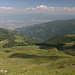 Im Abstieg vom Crno Ezero - Ausblick über schöne Bergwiesen und bewaldete Hänge auf die Talebene bei Negotino.