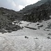 Occorre risalire nevai e pietraie puntando al colletto a destra del quale parte la cresta del Bo.