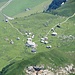 Zoom vom Gipfel zur Meglisalp