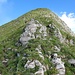 Steiler Aufstieg links vom Felsen