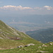 Im Abstieg vom Crno Ezero - Über das kleine Hirtenlager geht der Blick hinunter ins dunstige Tal bei Negotino.