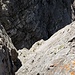 Tiefblick auf den oberen Aufstiegsweg (III / III+),<br />im Zoom erkennt man den alten Schlaghaken
