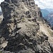 der Jochumkopf im Profil, zunächst auf Bändern rechts herum aufsteigend queren, dann durch eine enge Rinne zwischen den vorgelagerten Turm und dem Gipfelplateau