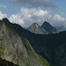 Ausblick von der Pointe de Paray auf den weiteren Routenverlauf: von links Vanil de l'Ecri, Vanil Noir, Dent de Folliéran und Dent de Brenleire, hinten rechts der Chörblispitz