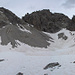 da sinistra: Piz Pala Gronda 3002 m, la depressione 2920 m circa, tratto di cresta intermedio, la selletta a 2896 m. Fotografia ripresa da Murtaröl a 2750 m circa. 