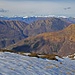 Der Maulwurfhügel ist der Covreto, rechts davon der Monte Gambarogno. Die am Horizont sind zu viele...