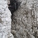 Margit im Abstieg in der IIer-Stelle, einem Klemmblock in der Gipfelsattel-Rinne