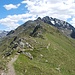 Über den Grat geht's in Richtung Marchhüreli (2578 m) weiter. Hinten thront das Leidbachhorn (2908 m).