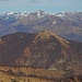 In der Bildmitte der Monte Ferraro, am horizont direkt darüber der Camoghe und rechts davon die Gazzirola