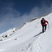 Ursi stapft im verschneiten Gipfelhang dem Rothorn entgegen