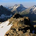 Rückblick unterhalb P.3470m auf P.3386m. Im Hintergrund sind Mont Gelé (Mitte; 3518,2m), Mont Avril (Rechts; 3347m) und Pointe d'Otemma (Links; 3403,2m).
