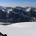 Aussicht unterhalb des obersten Gratsückes zur La Ruinette über den gleichnamigen Glacier de la Ruinette.<br /><br />Im Vordergrund ist die Kette (v.l.n.r.): Porton Nord (3503m), Pointe des Portons (3513m), Pointe de la Petite Lire (3443m), Les Portons / P.3447m, Pointe de la Grande Lire (3360m).<br /><br />Dahinter ist der Schweizer-Italienische Grenzkamm mit La Singla (3714m), Aouille Tseuque (3554m) und Bec d'Epicoune (3529m).