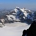Aussicht vom Gipfelgrat auf dem Glacier du Giétro. Darüber sind Le Pleureur (3703,5m), La Sâle (3646m) und La Luette (3548m).