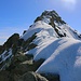 Auf den letzten Metern über den Südwestgrat zum Gipfel der La Ruinette (3875,0m). Man sieht deutlich, dass es doch noch viel Restschnee vom Kaltlufteinbruch auf dem Grat leigt der vor einigen Tage gefallen war.