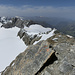 Blick hinab zum Vorgipfel (3191 m) und zum Chammliberg