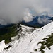 der Ziger 2074m vom Gipfelgrat des Leist 2222m gesehen mit aussergewöhnlich viel Schnee für diese Jahreszeit