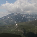 Unterwegs zwischen Popova Šapka und Titov Vrv - Ausblick aus der südlichen Flanke des Bakardan zu Bristavec / Borislavec (vollständig in Mazedonien) und Rudoka (höchster Berg des Kosovo auf der Grenze zu Mazedonien).