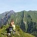 am netten kleinen Gipfelkreuz des Roßkopfs mit dem schönen Steilgrasübergang vom Älpelekopf zum Lahnerkopf im Hintergrund [http://www.hikr.org/tour/post81712.html]