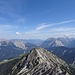 Gipfelaussicht Richtung Norden, links im Vordergrund Arnspitzmassiv, dahinter das Wetterstein mit der oberen Wettersteinspitze, rechts baut sich das Karwendel auf mit den Mittenwalder Höhenwerg  und der Pleisenspitze  ganz rechts