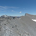 Blick vom Vorgipfel P 2998 zum Hauptgipfel des Trinserhorns. Die Querung der steilen Flanke rechts ist eine der schwierigsten Stellen des Normalwegs.