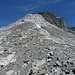 Auf ca. 2800 m mitten im Südgrat. Über dem Geröll werden wieder die Hände gebraucht (I - II).