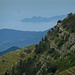 Sbucati in cresta, zoom sul Monte di Portofino che spunta dietro alle rocce dello Zatta di Ponente 