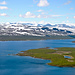 Kilpisjärvi mit höheren Bergen im Hintergrund, die schon in  Schweden und Norwegen liegen.